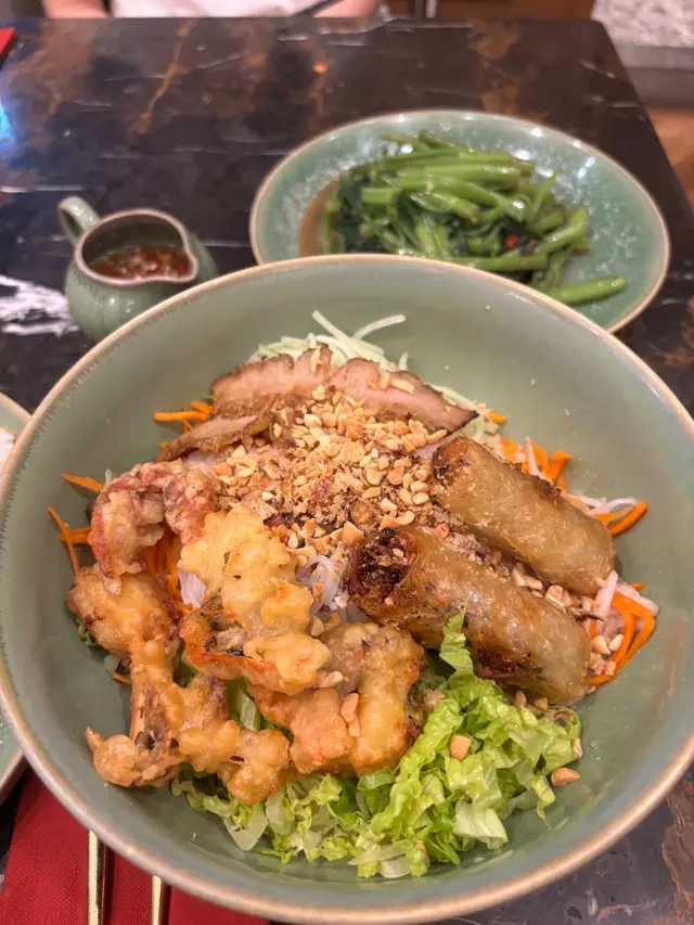 越式春卷酥、炸軟殼蟹、燒豬頸肉撈檬