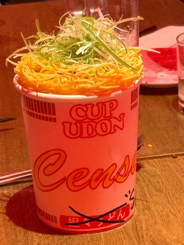 呢個叫censu udon,黎到係茶餐廳肉絲炒麵。可能因為我地係local,對唔住唔識欣賞呢個fusion,因為睇唔到fu左乜野韓國元素落去。