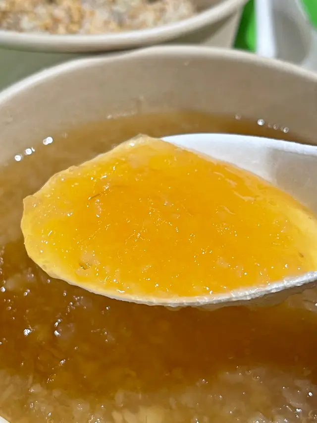 口感介乎啫喱與糖水之間，含馬蹄碎粒，入口清爽帶脆，甜度適中，冷食尤其消暑。是一款少見但值得一試的傳統糖水。

#馬蹄沙 #涼茶糖水 #夏日甜品