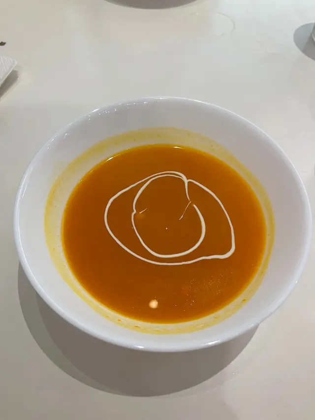 忌廉點綴讓口感更順滑。湯的熱度剛好,不過味道偏淡了點,如果南瓜更濃郁會更吸引。
#南瓜湯 #前菜湯品