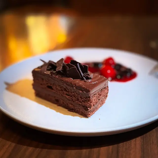 特濃朱古力蛋糕配燴雜莓