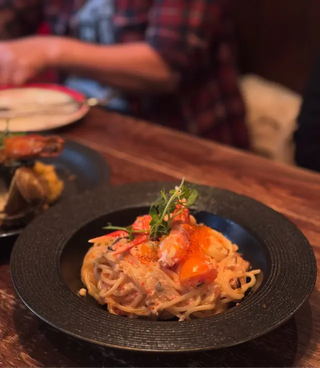 意大利麵煮得恰到好處，口感滑順，完美吸附醬汁，明太子嘅鹹香與蟹肉嘅鮮甜交織，帶來豐富嘅鮮味