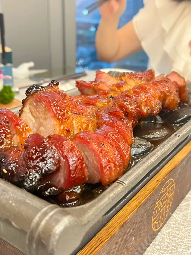 我很喜歡熱辣辣 一直烘着的叉燒
食到臨尾都保持到溫度！😋
叉燒邊微燶😍