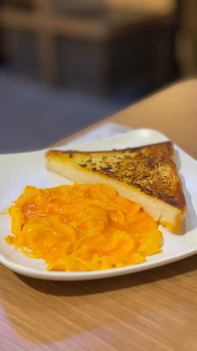 嫩滑炒蛋+ 蒜蓉厚多士