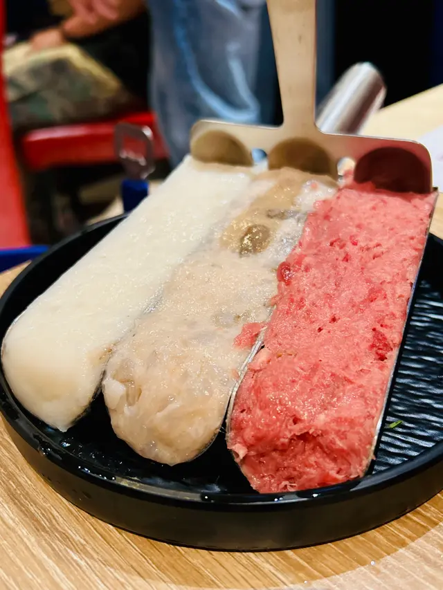 自家製的三色滑有蝦膠、墨魚膠、安格斯牛肉膠，很不錯
