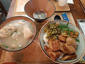 左： 淨蹄花湯，右： 豬頸肉蓋飯