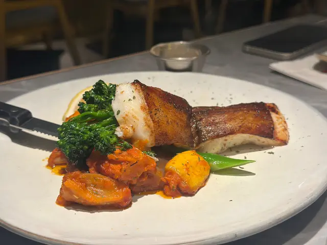 鹽麴燒比目魚伴烤澳洲西蘭花·普羅旺斯燉菜