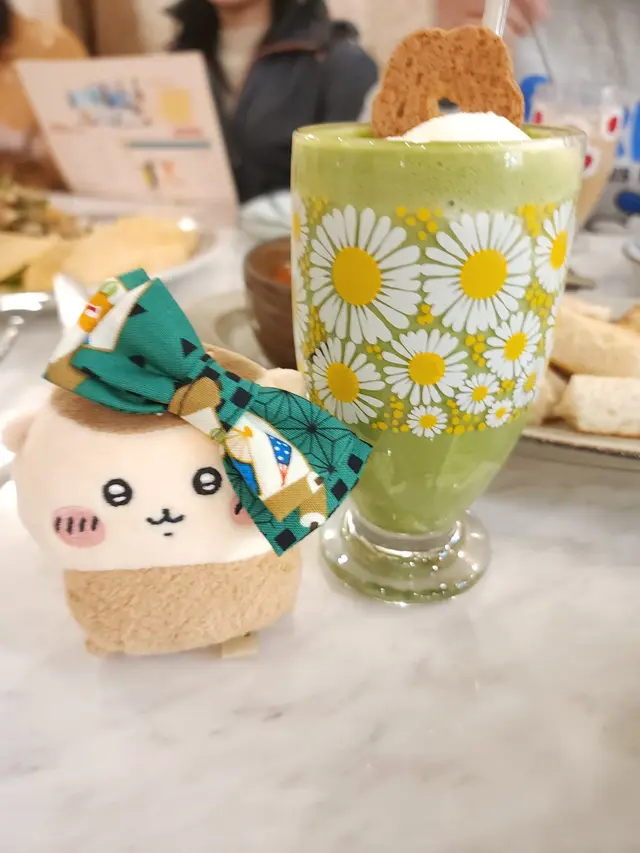 好像是綠茶特飲(時間太久忘了), 味道還不錯，比想像中細杯, 剛好夠飲。(點的原因:因為栗子主推是綠色XD)