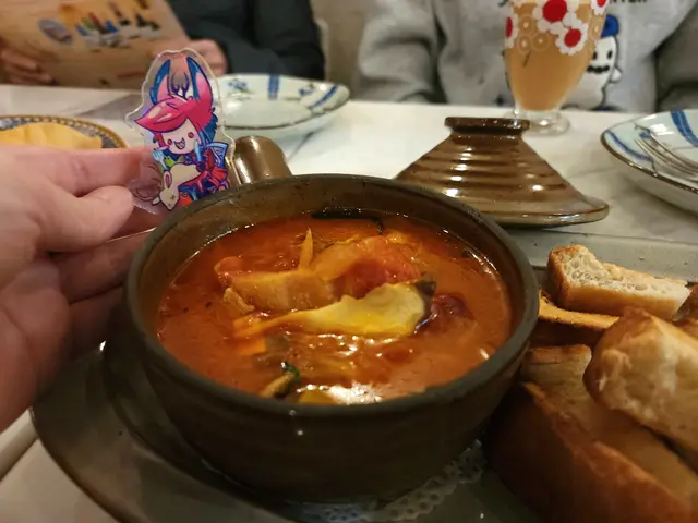 記憶中是多士沾烤芝士的前菜...如你所見，質地非常似湯, 完全想像不到這是沾烤麵包吃。其實味道很不錯，但會希望是流質芝士之類, 而不是湯。
