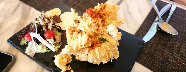 炸粉非常厚，魷魚又腍又腥，好難食