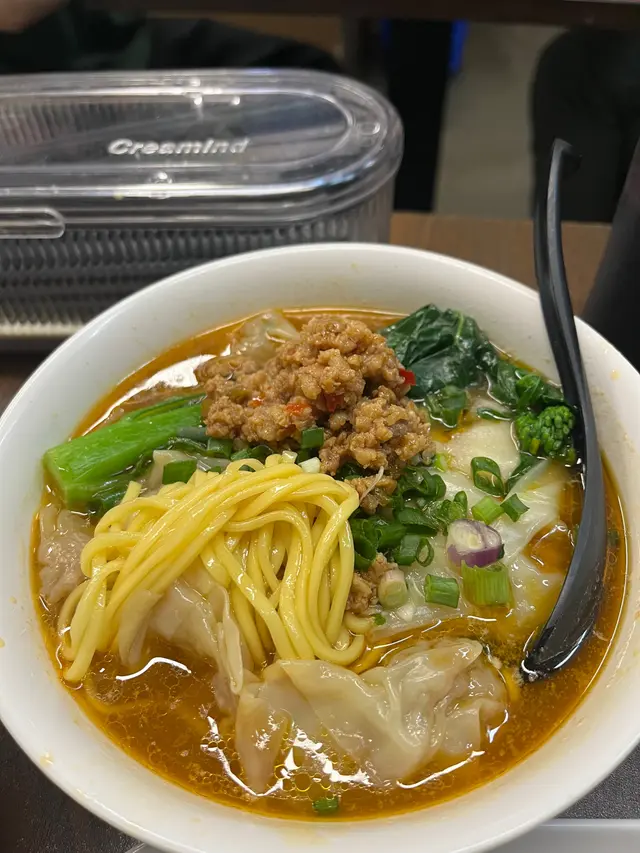 小雲吞麵（加紅油）