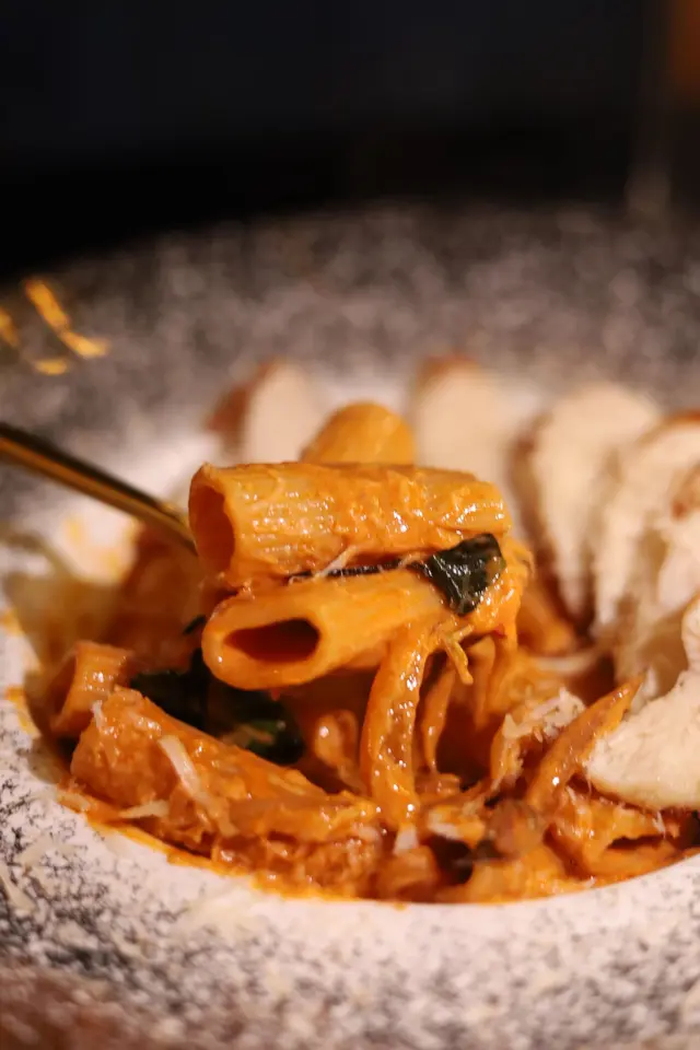 龍蝦湯番茄長通粉配雞胸