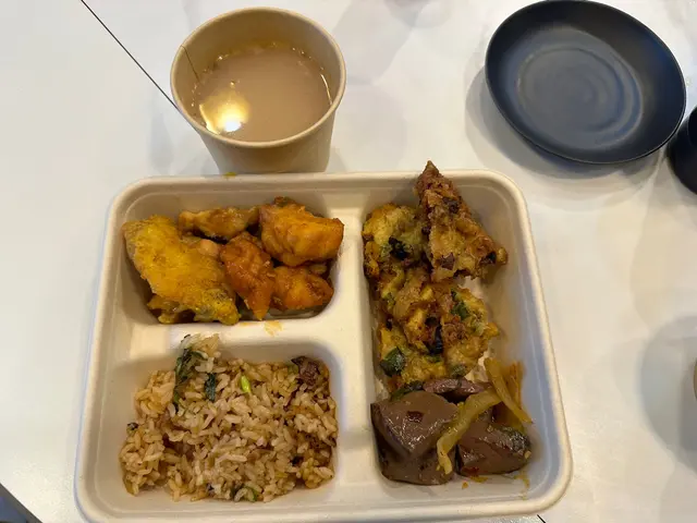 18:15入去坐低,就係聽人講鹹蛋黃雞翼同潮洲蠔仔洛先去試下,味道係唔差,但d餸係微暖,唔問都唔諗住再整多少少黃金雞翼出嚟,拎左一轉就見到職員開始收檔,收起曬d夾,熄埋保溫爐,連個湯都收起埋,好奇問下員工先知供應到19:00,服務又差,一開頭又叫人坐低先,同佢講食10餸又話唔係坐呢邊