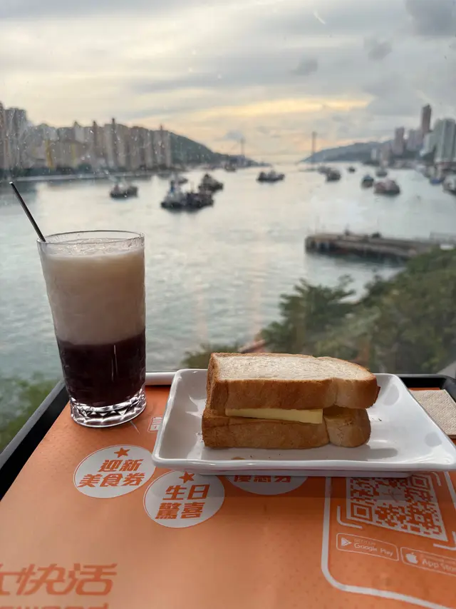 海景無價，多士唔算脆，係兩塊包，塊牛油🧈足料，斑蘭少，紅豆冰一般 #海景 #下午茶 #多士 #斑蘭 #鮮油多    