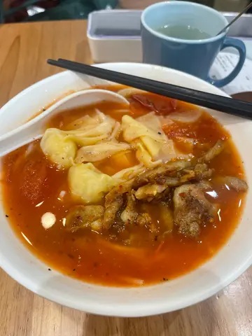 黑胡椒蕃茄湯底，墨魚雲吞拼麻辣雞柳米線