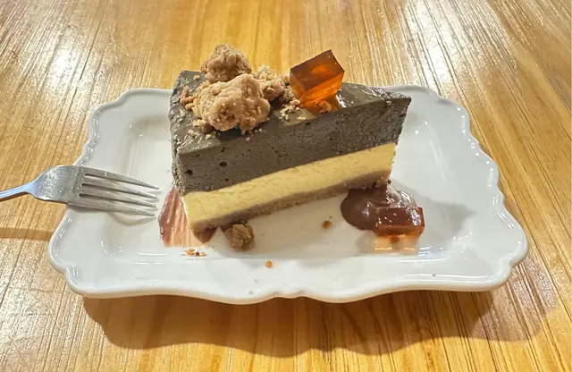 蛋糕上枱嗰陣已經唔凍 (cheesecake 唔夠實正), 仲要冇咩鐵觀音嘅茶味