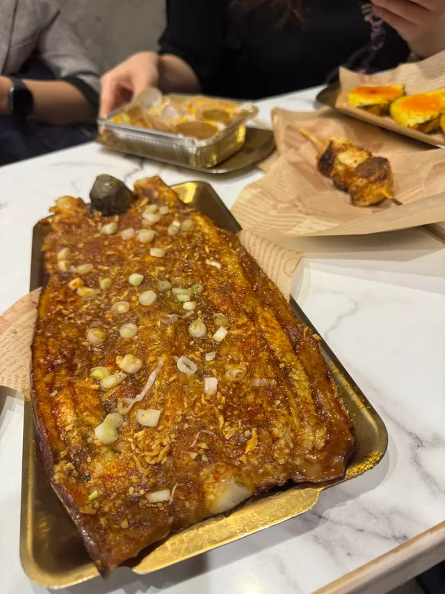 燒茄子烤得外焦內嫩，茄肉軟滑吸滿醬汁，微甜帶炭香，食落好開胃，簡直係暖場神器！