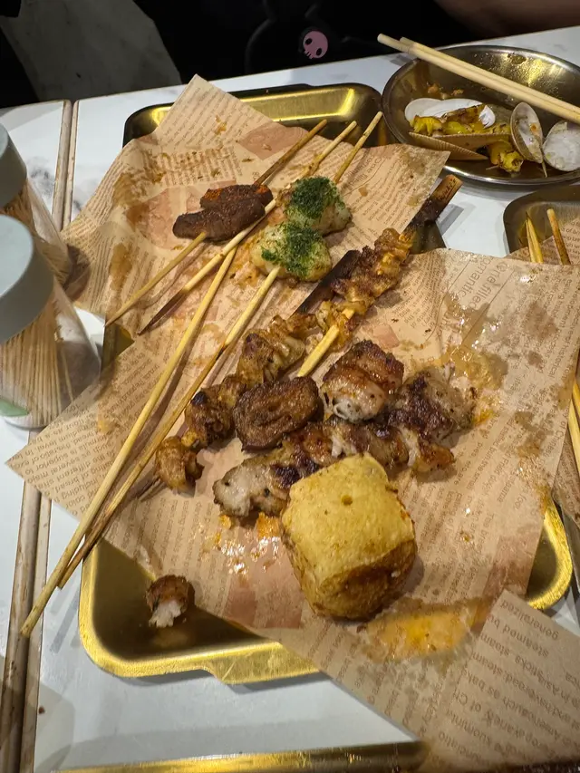 五花腩肉串肥瘦均勻，油香四溢，烤得啱啱好。