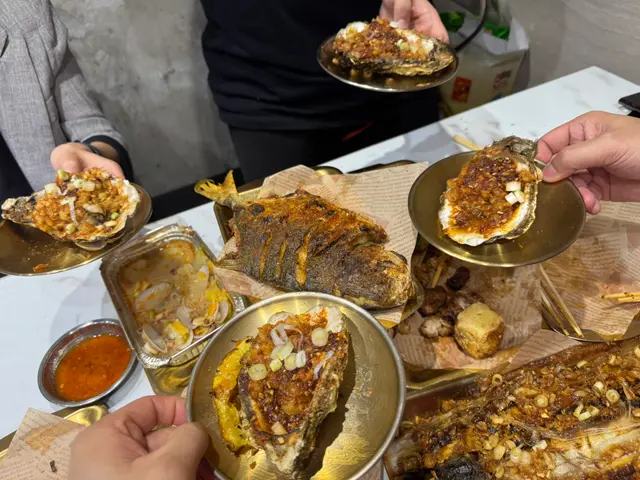 花甲麻辣鮮香，汁料濃郁，每隻花甲都新鮮彈牙，啜到停唔下來，辣得過癮。