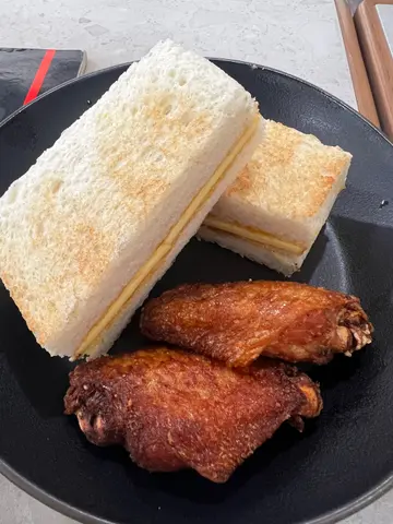 咖吔鲜油多士配炸鸡中翼