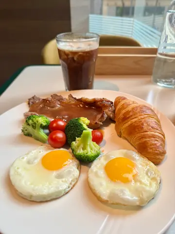 薄切西冷牛扒．煎太阳蛋、牛角酥配冻斋啡