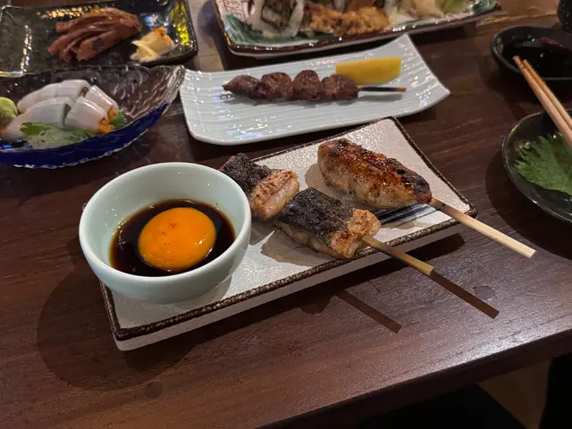 這道雞肉串搭配鮮嫩的蛋黃，每一口都充滿了濃郁的風味，讓人回味無窮！🤤
