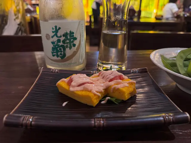 這道玉子燒咬下去充滿了明太子的醬汁，甜滋滋的味道讓人忍不住想再來一塊！😋✨