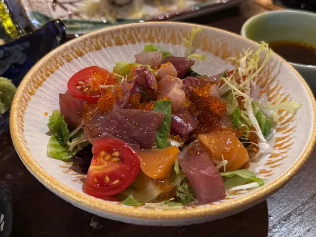 這道沙律鋪上了新鮮的刺身角切，沙律菜也非常新鮮，讓人一口接一口，開胃又清爽！🥗✨