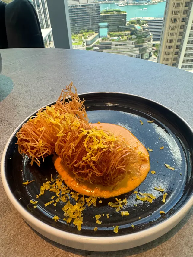 酥皮絲炸海鮮滑配咖喱蛋黃醬