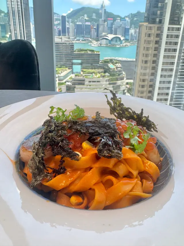 海膽忌廉汁闊條麵配火炙帶子及三文魚籽