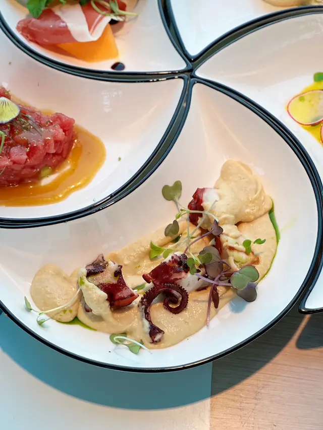 烤八爪魚配鷹嘴豆蓉、辣麵包糠