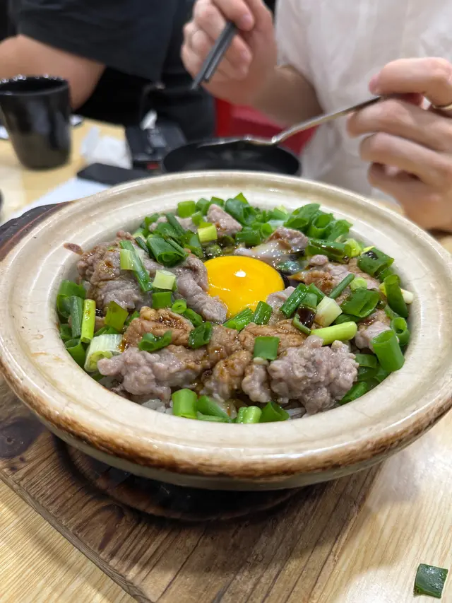 窩蛋牛肉煲仔飯