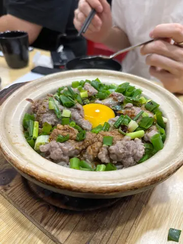 窝蛋牛肉煲仔饭