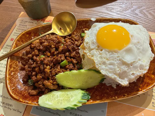 香葉肉碎煎雙蛋飯