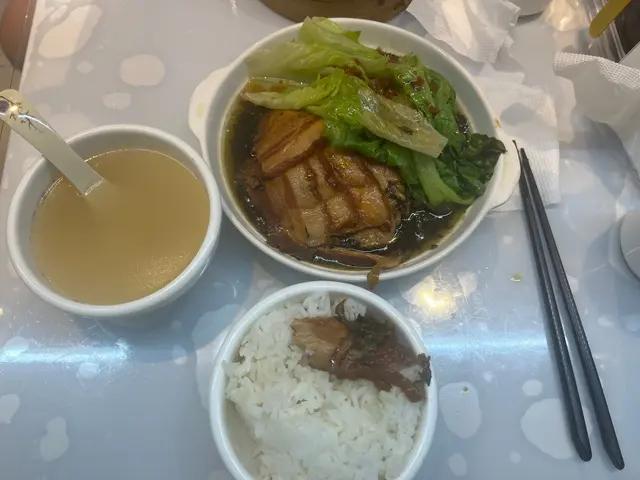 外面嘅梅菜扣肉最忌係太油膩,但呢碟油而不膩,甚至用八角調味,非常出色