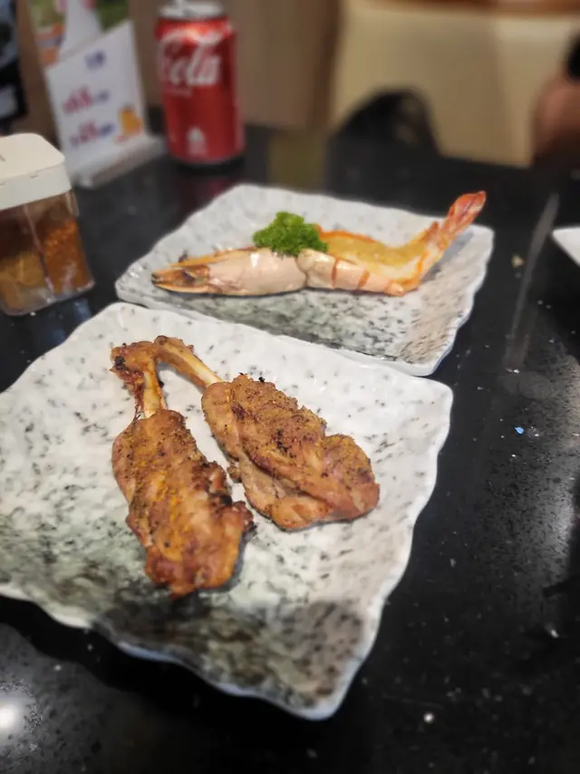 前: 豬仔脾(兩枝骨) $42 後: 牛油燒開邊大花蝦 $63
豬仔脾有點點像羊鞍的感覺,牛油燒開邊大花蝦非常值得吃,那個蝦頭的膏非常鮮味,蝦肉爽滑。