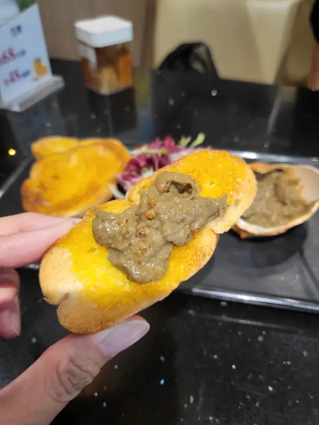 真想俾6粒星!
松葉蟹蓋鮮味! 多士還很有心機地用牛油烘了, 兩者結合這味道真的一流, 真想再吃多一點, 可惜已飽了, 哈哈