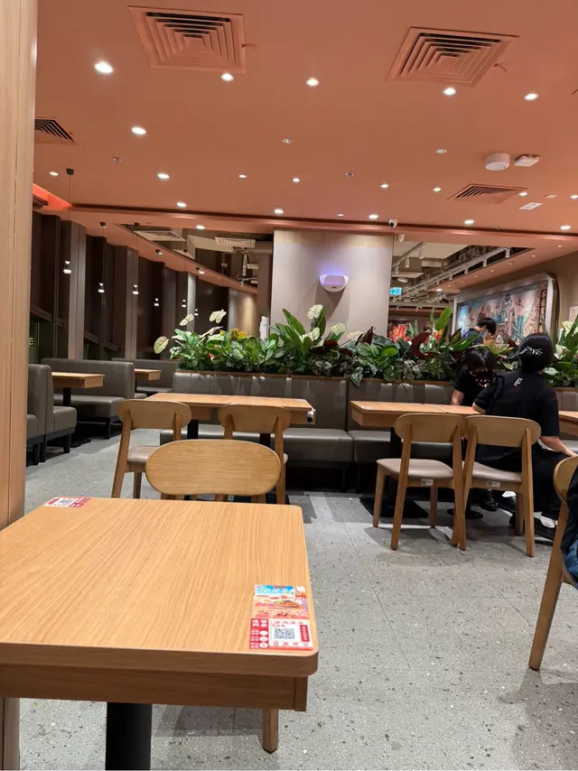 晚上用餐，已經沒有人了。飲品到了，麵要10分鐘才到。但根本就不忘。￼用餐地方比較污糟。滿地都是紙巾及辣椒醬。部份員工坐在用餐區。是下班忘記更換衣服？還是不知道自己在工作呢？需要接受在培訓。