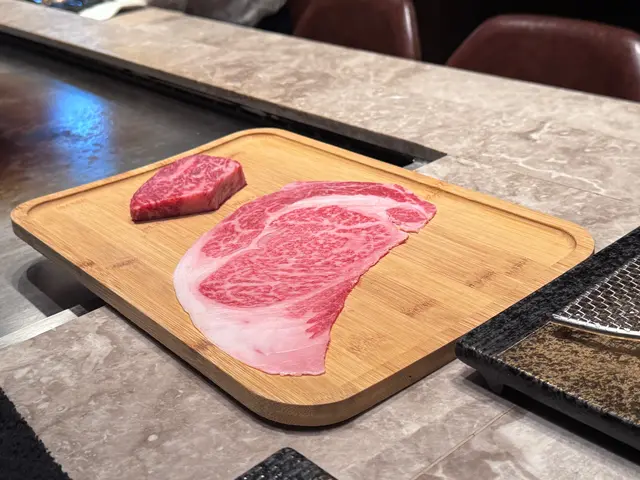 ✨ A5和牛薄燒 Slice ($628/位)
這道三成熟的肉眼薄燒,裡面包裹著香蔥和炸蒜片,咬下去時蒜香味濃郁,層次感十足!
炭火燒烤後散發出誘人的香氣,讓人忍不住想多來幾片!🔥🤤