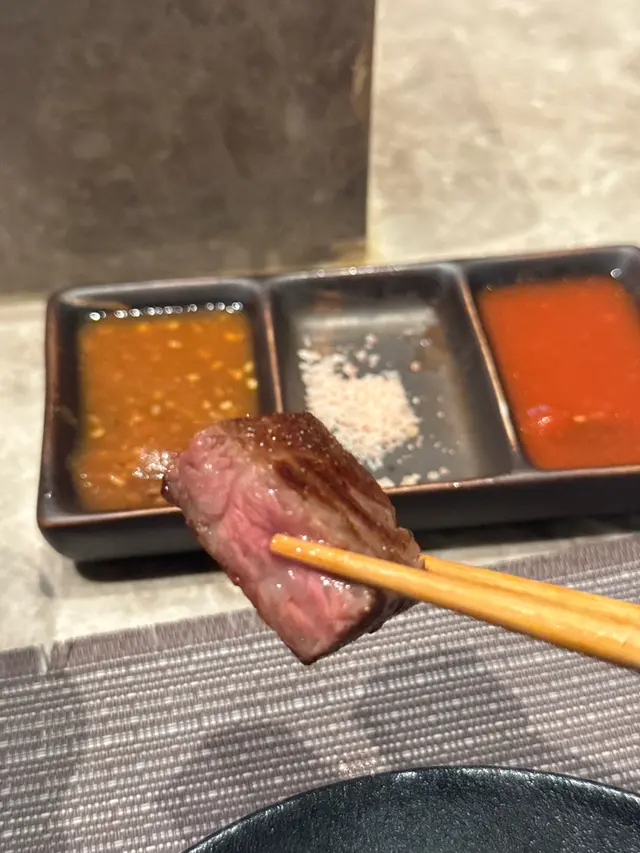 ✨ 牛舌芯 Beef Ox Tongue タン芯 這道牛舌選用中間最嫩的部位，燒得剛好，粉粉嫩嫩口感滑嫩，讓人一口接一口，黑胡椒調味更是提味，完美！🐂😍
