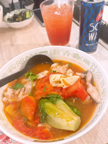 蕃茄汤鸡肉鱼片米线