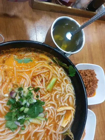 酸辣湯 有點蘿蔔湯底味