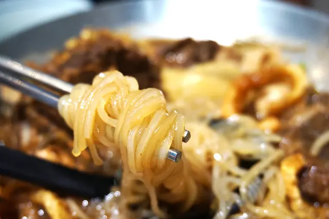 Happy Thai 排骨船麵配金邊粉