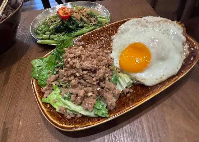 這道飯的香葉肉碎與煎蛋的搭配非常完美,讓每一口都充滿驚喜!🍳
✅可辣可唔辣,最辣係地獄級,挑戰你的味蕾!🔥
阿叔泰麵推出「香葉肉碎煎蛋飯地獄辣挑戰」,敢不敢試試呢?💪