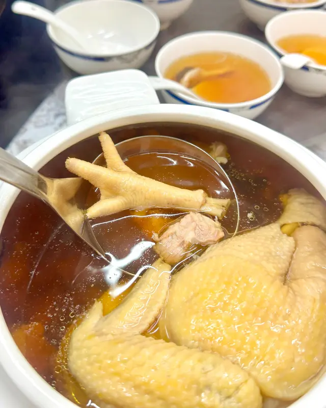 黑蒜松茸燉雞湯