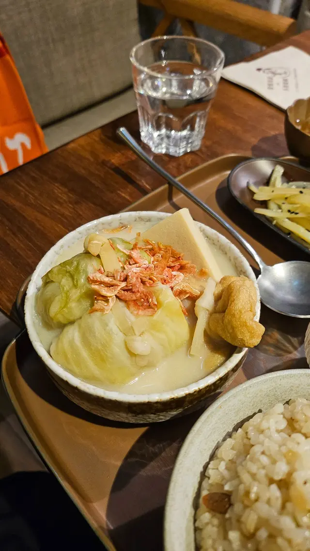 櫻花蝦豆乳味增豚肉高麗菜卷配高野豆腐及年糕福袋