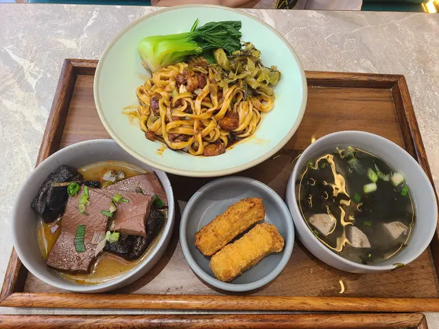 麻辣鴨血臭豆腐拌麵配紫菜貢丸湯及地瓜酥