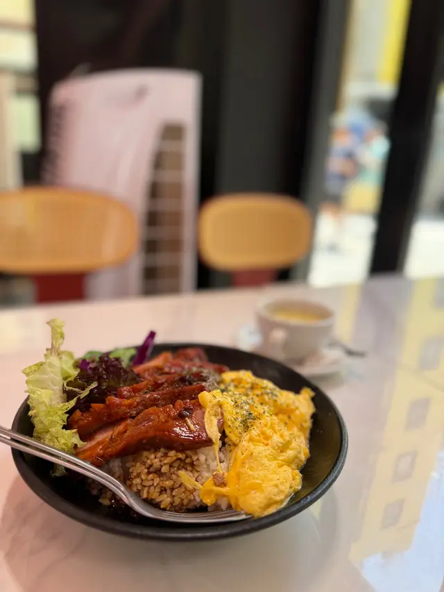 招牌寫$68，但留意返要加10% =$68x1.1=HK$74.8, 再round up