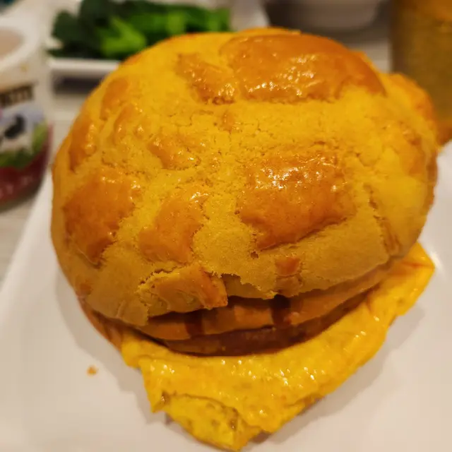 雙拼菠蘿包(炒滑蛋+午餐肉)+熱奶茶