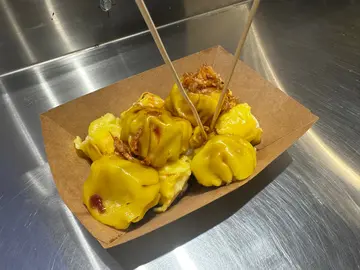 冬菇猪肉烧卖肉质霉烂，冇口感，烧卖皮太腍。鱼肉烧卖不够烟靭弹牙，总括质素对不起价钱，阿姐态度差。￼